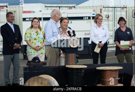 Ponce, Puerto Rico, 3. Oktober 2022 - Präsident Joseph Biden begrüßt die Kongressabgeordnete Nydia Velázquez nach seiner Rede im Hafen von Ponce. Präsident Biden besuchte Puerto Rico, um zu sehen, wie die Maßnahmen nach den Schäden durch den Hurrikan Fiona eingeleitet wurden. FEMA/Yuisa Ríos Stockfoto