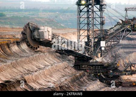 Große Schaufelbagger in einem Braunkohle-Bergwerk nach Sonnenuntergang, Deutschland Stockfoto