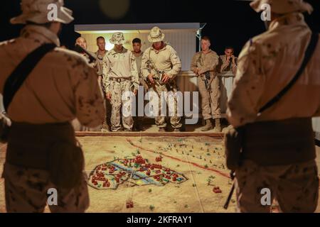 U.S. Marines with Headquarters Company, 3. Light Armored Reconnaissance Bataillon, 1. Marine Division, Briefing United Arab Emirates Soldiers als Teil einer bilateralen Ausbildungsmission im Marine Corps Air Ground Combat Center Twentynine Palms, Kalifornien, 3. Oktober 2022. Die Schulung konzentrierte sich auf die Entwicklung der Intelligenz, Überwachung, Zielakquisition und Aufklärungsfähigkeiten der VAE-Dienstmitglieder. Stockfoto