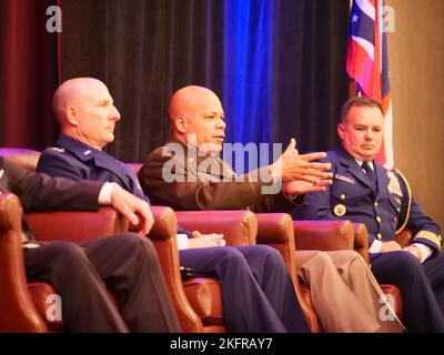 Generalmajor John C. Harris Jr., Ohio Adjutant General, spricht während einer Podiumsdiskussion beim Ohio Defense & Aerospace Forum am 3. Oktober 2022 in Columbus, Ohio. Die Gruppe diskutierte militärbezogene Themen wie Bereitschaft und Rekrutierung. Stockfoto