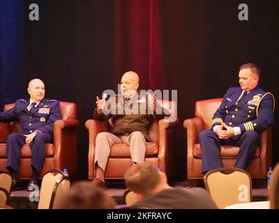 Generalmajor John C. Harris Jr., Ohio Adjutant General, spricht während einer Podiumsdiskussion beim Ohio Defense & Aerospace Forum am 3. Oktober 2022 in Columbus, Ohio. Die Gruppe diskutierte militärbezogene Themen wie Bereitschaft und Rekrutierung. Stockfoto