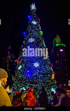 Am 18. November 2022, in Mobile, Alabama, versammeln sich Menschen zur Beleuchtung des Weihnachtsbaums der Stadt im Mardi Gras Park. Stockfoto