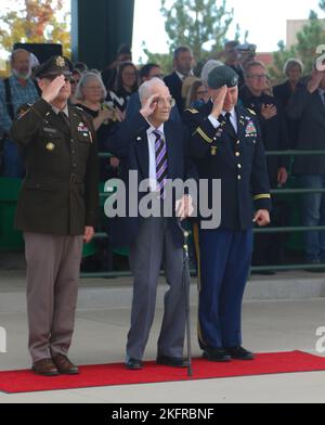 Generalmajor Charles Costanza, der 3. kommandierende General der Infanterie-Division, und der Veteran Staff Sgt der US-Armee. Harold Nelson, Infanterist und Dogface-Soldat, grüßt während der Silberne-Sterne-Medaille von Nelson in Fort Carson, Colorado, am 4.. Oktober 2022, die Nationalhymne. Der Armeeausschuss für Korrekturen von Militäraufzeichnungen verlieh Nelson den Silbernen Stern, basierend auf seinem detaillierten Bericht über die Kämpfe mit 2. Bataillons, 7. Infanterie-Regiment, 3. Ausweisen während des Zweiten Weltkriegs und einem Brief seines damaligen Kommandanten, Kapitän James Pearman Jr., Er beschrieb seine Bemühungen, Nelson die Silberne Sternmedaille zu verleihen. T Stockfoto