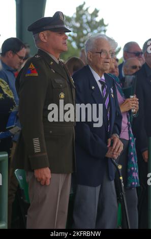 Generalmajor Charles Costanza, der 3. kommandierende General der Infanterie-Division, und der Veteran Staff Sgt der US-Armee. Harold Nelson, ein Infanterist und Soldat der Dogface, singt die Marne- und Armeelieder während einer Silbernen Sternmedaillenzeremonie in Fort Carson, Colorado, am 4.. Oktober 2022. Der Armeeausschuss für Korrekturen von Militäraufzeichnungen verlieh Nelson den Silbernen Stern, basierend auf seinem detaillierten Bericht über die Kämpfe mit 2. Bataillons, 7. Infanterie-Regiment, 3. Ausweisen während des Zweiten Weltkriegs und einem Brief seines damaligen Kommandanten, Kapitän James Pearman Jr., Er beschrieb seine Bemühungen, Nelson die Silberne Sternmedaille zu verleihen. Die Silberne Sta Stockfoto