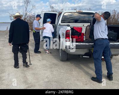 Matlacha Isles, FL, (Okt 4, 2022) - Pine Island Feuerwehrleute helfen den Überlebenden von Ian vor der Insel. Stockfoto