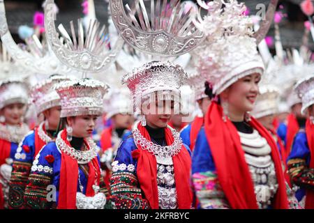 QIANDONGNAN, CHINA - 19. NOVEMBER 2022 - Menschen der ethnischen Gruppe Miao in ihren festlichen Kostümen führen den traditionellen Lusheng-Tanz in Qiandongna auf Stockfoto