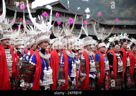 QIANDONGNAN, CHINA - 19. NOVEMBER 2022 - Menschen der ethnischen Gruppe Miao in ihren festlichen Kostümen führen den traditionellen Lusheng-Tanz in Qiandongna auf Stockfoto