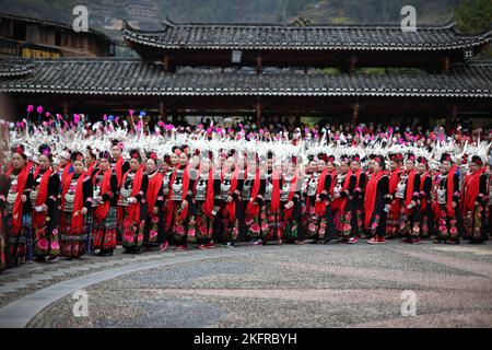 QIANDONGNAN, CHINA - 19. NOVEMBER 2022 - Menschen der ethnischen Gruppe Miao in ihren festlichen Kostümen führen den traditionellen Lusheng-Tanz in Qiandongna auf Stockfoto