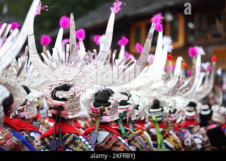 QIANDONGNAN, CHINA - 19. NOVEMBER 2022 - Menschen der ethnischen Gruppe Miao in ihren festlichen Kostümen führen den traditionellen Lusheng-Tanz in Qiandongna auf Stockfoto