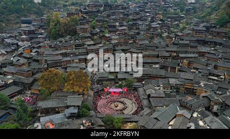 QIANDONGNAN, CHINA - 19. NOVEMBER 2022 - Menschen der ethnischen Gruppe Miao in ihren festlichen Kostümen führen den traditionellen Lusheng-Tanz in Qiandongna auf Stockfoto