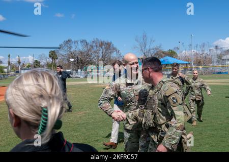 Florida Gov. Ron DeSantis und der Adjutant General von Florida, Major der US-Luftwaffe, General James O. Eifert, besuchen Pine Island, Florida, um die Schäden durch den Orkane Ian zu beurteilen, 4. Oktober 2022. Stockfoto