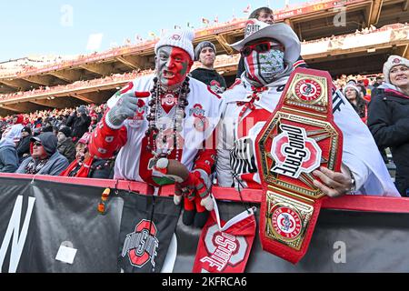 College Park, MD, USA. 19.. November 2022. Ohio State Buckeyes Fans während des NCAA-Fußballspiels zwischen den Maryland-Schildkröten und den Ohio State Buckeyes im SECU Stadium in College Park, MD. Reggie Hildred/CSM/Alamy Live News Stockfoto