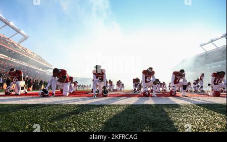 Piscataway, NJ, USA. 19.. November 2022. Rutgers-Spieler beten vor dem Beginn eines NCAA-Fußballspiels zwischen den Nittany Lions des Penn State und den Rutgers Scarlet Knights im SHI Stadium in Piscataway, NJ Mike Langish/Cal Sport Media. Kredit: csm/Alamy Live Nachrichten Stockfoto