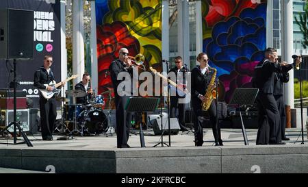 221004-N-VX158-1042 San Francisco (Okt 4, 2022) während der San Francisco Fleet Week (SFFW) treten Matrosen der Navy Band Southwest in den Yerba Buena Gardens auf. Die SFFW ist eine Gelegenheit für die amerikanische Öffentlichkeit, ihre Teams der Marine, des Marine Corps und der Küstenwache zu treffen und Amerikas Seedienste zu erleben. Während der Fleet Week nehmen Servicemitglieder an verschiedenen Community-Service-Veranstaltungen Teil, präsentieren der Gemeinde Fähigkeiten und Ausrüstung und genießen die Gastfreundschaft der Stadt und ihrer Umgebung. Stockfoto