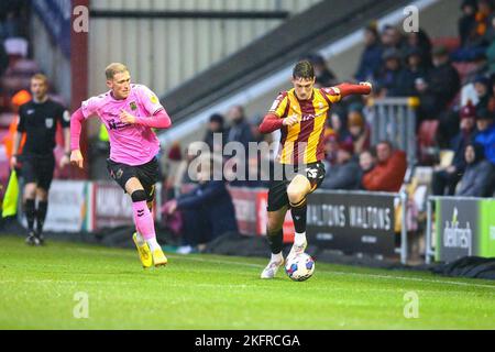 The University of Bradford Stadium, Bradford, England - 19.. November 2022 Matty Foulds (14) von Bradford City kommt von Mitch Pinnock (11) von Northampton Town weg - während des Spiels Bradford City gegen Northampton Town, Sky Bet League Two, 2022/23, The University of Bradford Stadium, Bradford, England - 19.. November 2022 Credit: Arthur Haigh/WhiteRoseFotos/Alamy Live News Stockfoto