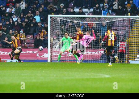 The University of Bradford Stadium, Bradford, England - 19.. November 2022 Mitch Pinnock (11) von Northampton Town mit einer Chance auf das Tor - während des Spiels Bradford City gegen Northampton Town, Sky Bet League Two, 2022/23, The University of Bradford Stadium, Bradford, England - 19.. November 2022 Credit: Arthur Haigh/WhiteRoseFotos/Alamy Live News Stockfoto