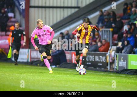 The University of Bradford Stadium, Bradford, England - 19.. November 2022 Matty Foulds (14) von Bradford City kommt von Mitch Pinnock (11) von Northampton Town weg - während des Spiels Bradford City gegen Northampton Town, Sky Bet League Two, 2022/23, The University of Bradford Stadium, Bradford, England - 19.. November 2022 Credit: Arthur Haigh/WhiteRoseFotos/Alamy Live News Stockfoto