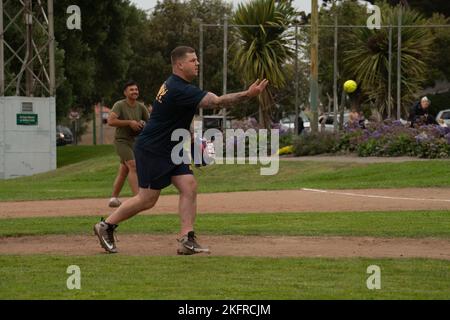 SAN FRANCISCO (Okt 4, 2022) Cryptologic Technician (Collection) 1. Klasse Justin Baker aus Kalamath Falls, Oregon, spielt einen Ball auf dem Moscone Field während eines Softballspiels zur Unterstützung der San Francisco Fleet Week (SFFW) 2022. Die SFFW bietet der amerikanischen Öffentlichkeit die Möglichkeit, ihre Teams der Marine, des Marine Corps und der Küstenwache zu treffen und Amerikas Seedienste zu erleben. Während der Fleet Week nehmen Servicemitglieder an verschiedenen Community-Service-Veranstaltungen Teil, präsentieren der Gemeinde Fähigkeiten und Ausrüstung und genießen die Gastfreundschaft der Stadt und ihrer Umgebung. Stockfoto