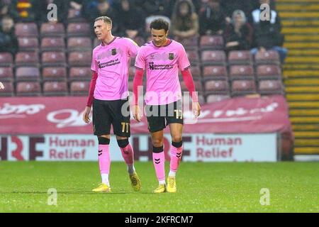 The University of Bradford Stadium, Bradford, England - 19.. November 2022 Mitch Pinnock (11) von Northampton Town gratuliert Torschütze Shaun McWilliams (17), nachdem er es 0 - 2 während des Spiels Bradford City gegen Northampton Town, Sky Bet League Two, 2022/23, The University of Bradford Stadium, Bradford, England - 19.. November 2022 Credit: Arthur Haigh/WhiteRoseFotos/Alamy Live News Stockfoto