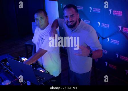 CAMP LEMONNIER, DSCHIBUTI (OKT 4, 2022) DJ Hawk (rechts) und DJ Ebonix spielen ein Set auf der Bühne in 11 Grad Nord im Camp Lemonnier, Djibouti (CLDJ). CLDJ ist eine operationelle Installation, die es US-amerikanischen, alliierten und Partnernationstruppen ermöglicht, dort zu sein, wo und wann sie benötigt werden, um die Sicherheit in Europa, Afrika und Südwestasien zu gewährleisten. Stockfoto