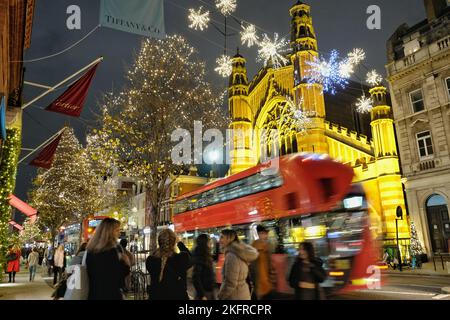 London, Großbritannien. 19.. November 2022. Busse fahren an der Sloane Street vorbei, hinter der die Weihnachtslichter glitzern. Die weihnachtliche Lichtumschaltung in der King's Road zog zahlreiche Besucher in die Umgebung, während die Menschen in den festlichen Geist eindrang. Kredit: Elfte Stunde Fotografie/Alamy Live Nachrichten Stockfoto