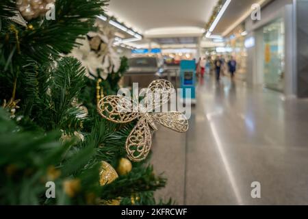 Einkaufszentrum in weihnachtlicher Dekoration, verschwommene Käufer, die entlang der Geschäfte laufen. Auckland. Stockfoto