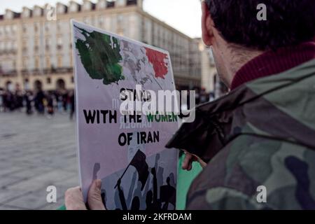 Turin, Italien. 19.. November 2022. Turin, Italien. 19. November 2022. Ein Mann hält ein Plakat mit der Aufsage: „Stehe mit den Frauen des Iran“. Quelle: MLBARIONA/Alamy Live News Stockfoto