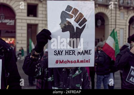 Turin, Italien. 19.. November 2022. Turin, Italien. 19. November 2022. Eine Person hält ein Plakat, auf dem steht: „Sag ihren Namen #MahsaAmini“. Quelle: MLBARIONA/Alamy Live News Stockfoto