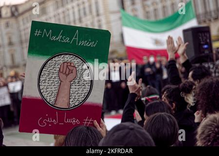 Turin, Italien. 19.. November 2022. Turin, Italien. 19. November 2022. Eine Frau hält ein Plakat mit dem Namen Mahsa Amini in persischer Sprache. Quelle: MLBARIONA/Alamy Live News Stockfoto