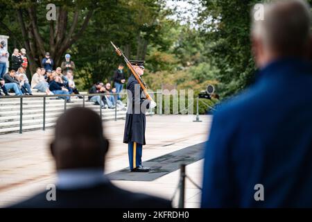 Bob Quackenbush (rechts), stellvertretender Stabschef, Arlington National Cemetery; und US Army Col. (A.a.D.) Gregory Gadson (links); beobachtet die Wachablösung am Grab des unbekannten Soldaten auf dem Nationalfriedhof von Arlington, Arlington, VA., 4. Oktober 2022. Gadson war beim ANC, um im Rahmen des National Disability Employment Awareness Month mit den Mitarbeitern zu sprechen. Er nahm auch an einer öffentlichen Kranzverlegezeremonie am Grab des unbekannten Soldaten Teil. Gadson hat sich der Arbeit von verwundeten Kriegern, Veteranen und anderen Gruppen verschrieben, die die Beschäftigung und Verbesserung von Menschen mit Disabilien unterstützen Stockfoto