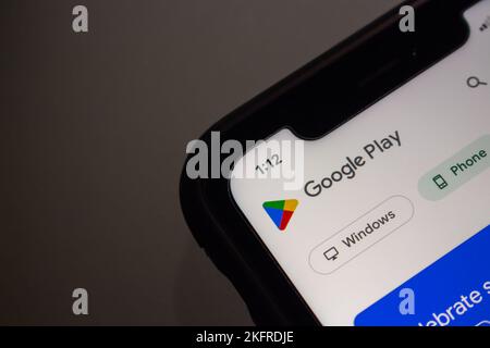 Das Logo des Google Play Store ist auf dem Smartphone zu sehen. Google Play (Google Play Store) ist ein digitaler Vertriebsdienst, der von Google betrieben und entwickelt wird. Stockfoto