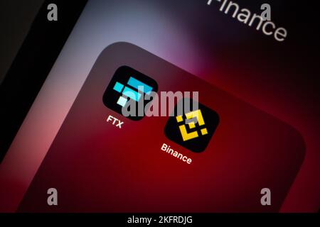 Vancouver, KANADA - Nov 19 2022 : Symbole von FTX und Binance sind auf einem iPhone-Bildschirm zu sehen. Kryptowährung Spot Exchanges und Plattformkonzept Stockfoto