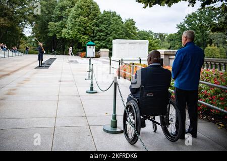 Bob Quackenbush (rechts), stellvertretender Stabschef, Arlington National Cemetery; und US Army Col. (A.a.D.) Gregory Gadson (links); beobachtet die Wachablösung am Grab des unbekannten Soldaten auf dem Nationalfriedhof von Arlington, Arlington, VA., 4. Oktober 2022. Gadson war beim ANC, um im Rahmen des National Disability Employment Awareness Month mit den Mitarbeitern zu sprechen. Er nahm auch an einer öffentlichen Kranzverlegezeremonie am Grab des unbekannten Soldaten Teil. Gadson hat sich der Arbeit von verwundeten Kriegern, Veteranen und anderen Gruppen verschrieben, die die Beschäftigung und Verbesserung von Menschen mit Disabilien unterstützen Stockfoto