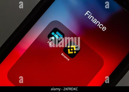 Vancouver, KANADA - Nov 19 2022 : Symbole von FTX und Binance sind auf einem iPhone-Bildschirm zu sehen. Kryptowährung Spot Exchanges und Plattformkonzept Stockfoto