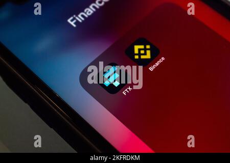 Vancouver, KANADA - Nov 19 2022 : Symbole von FTX und Binance sind auf einem iPhone-Bildschirm zu sehen. Kryptowährung Spot Exchanges und Plattformkonzept Stockfoto
