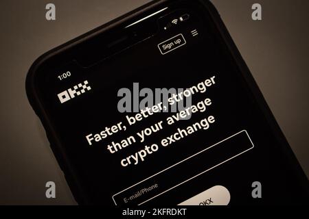 Vancouver, KANADA - Nov. 19 2022 : OKX-Logo auf seiner Website auf dem iPhone. OKX ist eine Plattform für den Austausch von Kryptowährungen und Derivaten auf den Seychellen. Stockfoto