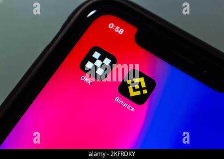 Vancouver, KANADA - Nov 19 2022 : Konzeptuelles Bild OKX- und Binance-Symbole auf einem iPhone-Bildschirm. Stockfoto