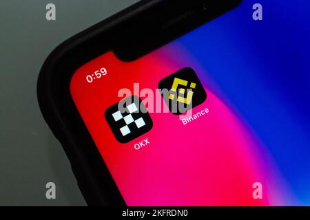 Vancouver, KANADA - Nov 19 2022 : Konzeptuelles Bild OKX- und Binance-Symbole auf einem iPhone-Bildschirm. Stockfoto