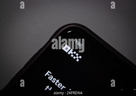 Vancouver, KANADA - Nov. 19 2022 : OKX-Logo auf seiner Website auf dem iPhone. OKX ist eine Plattform für den Austausch von Kryptowährungen und Derivaten auf den Seychellen. Stockfoto