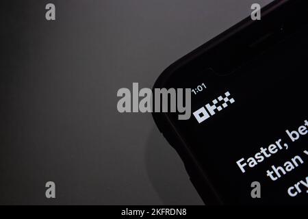 Vancouver, KANADA - Nov. 19 2022 : OKX-Logo auf seiner Website auf dem iPhone. OKX ist eine Plattform für den Austausch von Kryptowährungen und Derivaten auf den Seychellen. Stockfoto