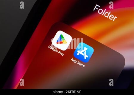 Vancouver, KANADA - Nov 19 2022 : Google Play Store- und App Store-Symbole auf einem Smartphone-Bildschirm. Stockfoto