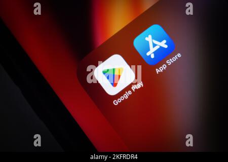 Vancouver, KANADA - Nov 19 2022 : Google Play Store- und App Store-Symbole auf einem Smartphone-Bildschirm. Stockfoto