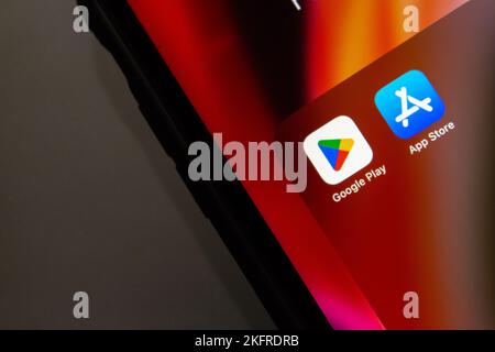 Vancouver, KANADA - Nov 19 2022 : Google Play Store- und App Store-Symbole auf einem Smartphone-Bildschirm. Stockfoto