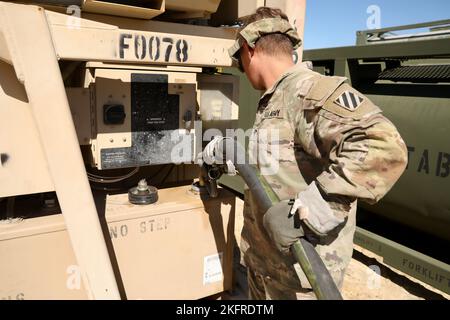 SPC. Jeffrey Pines, ein Spezialist für Erdölversorgung, der der 135th Quartermaster Company, 87th Division Sustainment Support Battalion, 3rd Division Sustainment Brigade, zugeteilt wurde, füllt ein Mehrtemperatur-Kühlsystem mit Kraftstoff während eines Feldtrainings in Fort Stewart, Georgia, 4. Oktober 2022. Diese Übungen bieten die notwendige Ausbildung, um sicherzustellen, dass Soldaten jederzeit und überall logistische Unterstützung für die Kriegskämpfer der Nation leisten können. 3. Kampfluftfahrt-Brigade, 3. Division Nachhaltigkeitsbrigade, 87. Division Nachhaltigkeitsunterstützungsbataillon, Piemags, Streitkräfte, Militär, Stockfoto