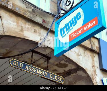 Schild am Ticketschalter von Edinburgh Fringe an der alten Versammlung nahe der Royal Mile Stockfoto