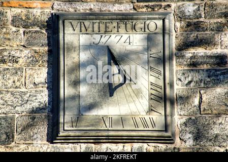 Sonnenuhr auf der Westseite des Turms, St. Cuthbert's Church, Edinburgh Stockfoto