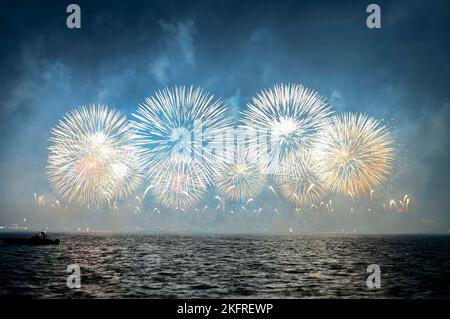 Doha. 19.. November 2022. Dieses Foto, das am 19. November 2022 aufgenommen wurde, zeigt ein Feuerwerk zur Eröffnungsfeier des FIFA Fan Festivals in Doha, Katar. Kredit: Nikku/Xinhua/Alamy Live Nachrichten Stockfoto