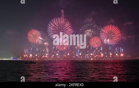 Doha. 19.. November 2022. Dieses Foto, das am 19. November 2022 aufgenommen wurde, zeigt ein Feuerwerk zur Eröffnungsfeier des FIFA Fan Festivals in Doha, Katar. Kredit: Nikku/Xinhua/Alamy Live Nachrichten Stockfoto