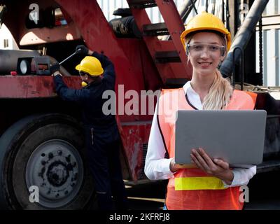 Frau Dame Kopf tragen gelb Hardhat Helm Sicherheit Person Menschen schön glücklich Lächeln Service halten Notebook Computer Tablet-Technologie digital Stockfoto