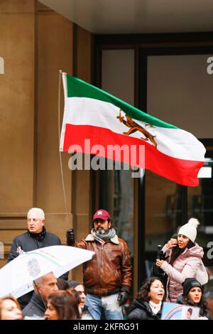 Frankfurt Am Main, Deutschland. 19.. November 2022. Ein Protestler schwenkt während der Demonstration die iranische Flagge. Das iranische Volk protestiert in Frankfurt am Main zum dritten Jahrestag des „blutigen Novembers“ und zur Unterstützung der iranischen Revolution gegen das Regime der Islamischen Republik Iran. Kredit: SOPA Images Limited/Alamy Live Nachrichten Stockfoto